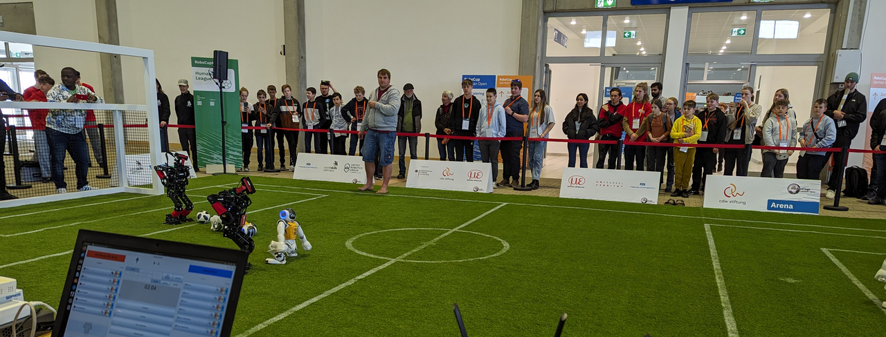 die BitBots machen ein Testspiel gegen ein Nao Team