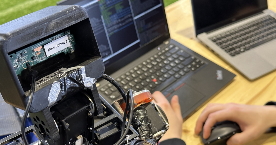 CloseUp Roboter mit Laptop im Hintergrund